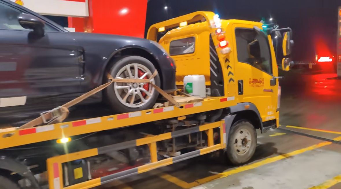 香港岛行车途中遇到突发状况该如何呼叫道路救援？